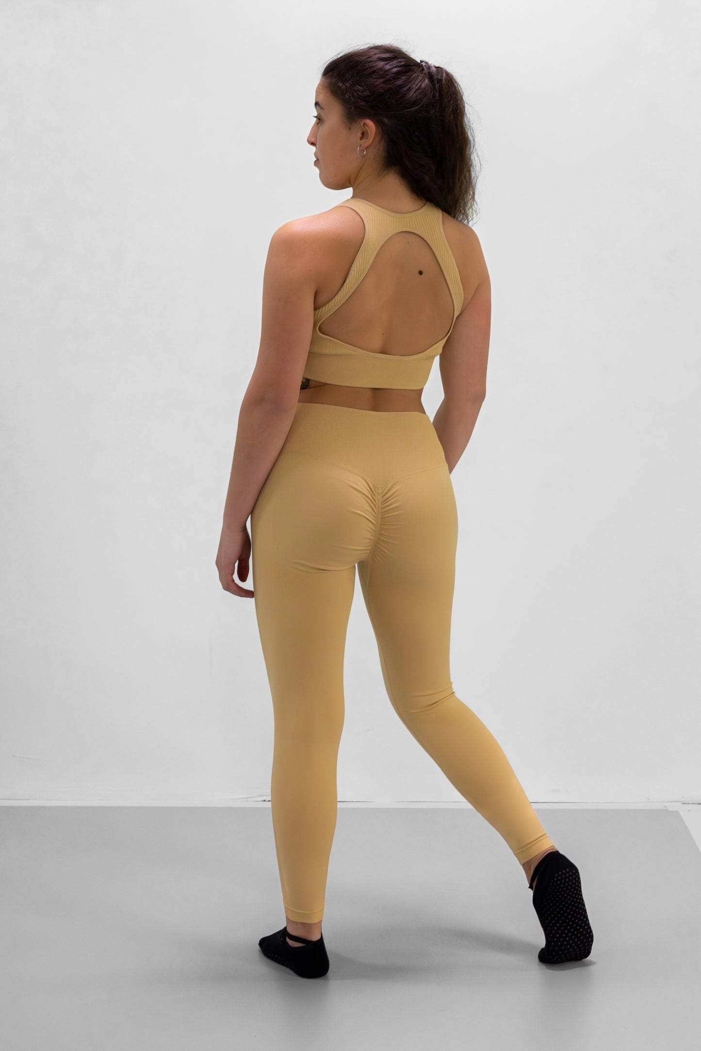 Conjunto de top y legging INDIA CREMA